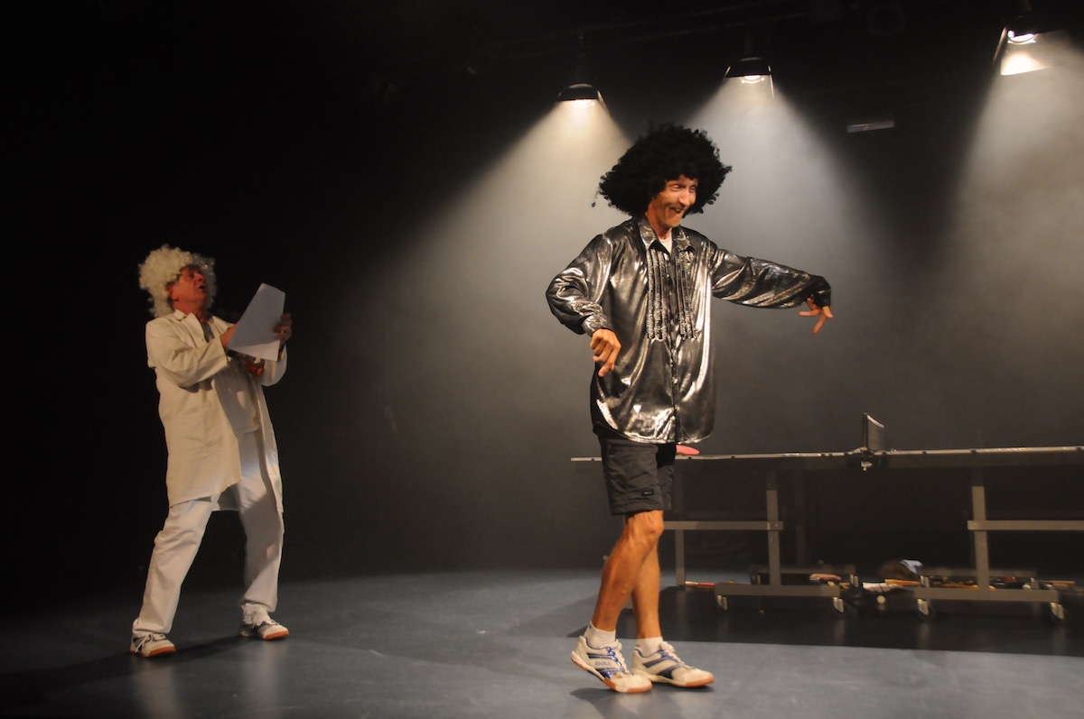 Patrick Mozola dans le rôle du professeur Ping Fu et François Farout en Michael Jackson dans le spectacle la Folle Histoire du Ping-Pong