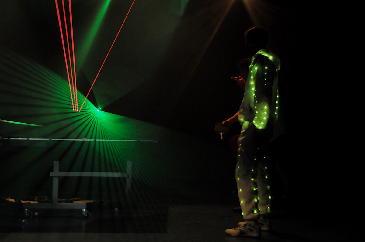 Effets lumière et laser extraordinaires dans le final du spectacle la Folle Histoire du Ping-Pong